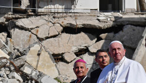 Papa reza pelas "vítimas da guerra" em Mossul, devastada pelo EI
