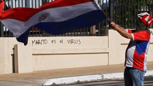 Palco de protestos, Paraguai exibe números da Covid muito menores que os do Brasil