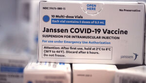 Agências americanas recomendam "pausa" no uso da vacina da Johnson por temor de coágulos