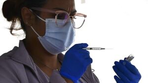 Especialistas dos EUA votam a favor de terceira dose da Pfizer para idosos