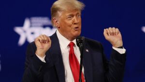 Trump reaparece em público em conferência conservadora e insinua que tentará retornar à Casa Branca