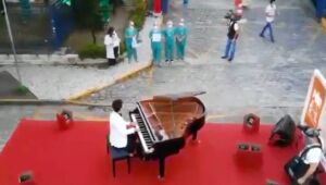 Após Covid, pianista toca nas ruas de Fortaleza em homenagem a profissionais de saúde
