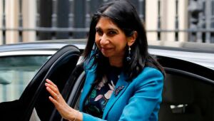 Pela primeira vez, uma ministra britânica tira licença-maternidade