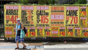 Designers lançam campanha 'Bolsocaro' para criticar aumento de preços