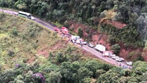 Ônibus cai em ribanceira e deixa pelo menos dois mortos em Ouro Preto (MG)