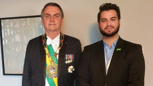 Juiz absolve assessor de Bolsonaro acusado de fazer gesto racista no Senado