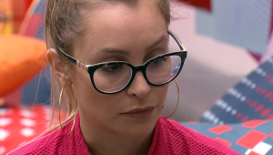 Carla Diaz e Arthur discutem a relação e cogitam terminar namoro