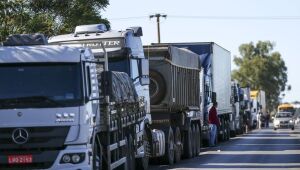 Após nova alta do diesel, caminhoneiros voltam a falar em greve