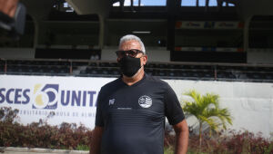 'Pior campo do futebol brasileiro', diz Hélio sobre o gramado do Lacerdão