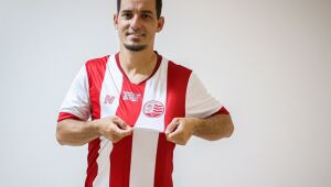 Regularizado, Rafinha busca aprimorar lado físico para estrear pelo clube