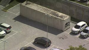 PCR instala contêiner ao lado do Hospital do Idoso para armazenar corpos de vítimas da Covid-19