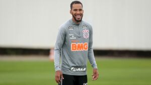 Corinthians pede R$ 2,5 milhões e Everaldo fica longe do Sport