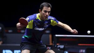 Em duelo brasileiro, Calderano supera Tsuboi e vai às oitavas no Catar