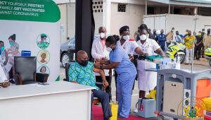 Presidente de Gana recebe primeira injeção gratuita do consórcio Covax de vacinas contra Covid-19