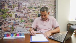 Keko do Armazém assina termo de interesse para compra de vacinas contra covid-19
