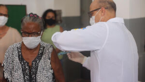 Olinda tem mutirão este fim de semana para vacinar idosos a partir de 78 anos