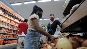 Trabalhadores de setores essenciais encaram medo e expectativa de vacina