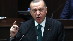 Erdogan pede "perdão" a turcos por demora nas buscas após terremoto