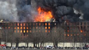 Incêndio gigantesco destrói fábrica histórica de São Petersburgo, na Rússia