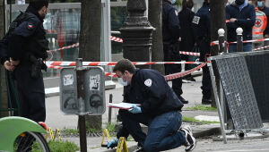 Uma pessoa morta e uma ferida em tiroteio em Paris; atirador está em fuga