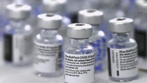 Israel compra mais milhões de doses da vacina da Pfizer