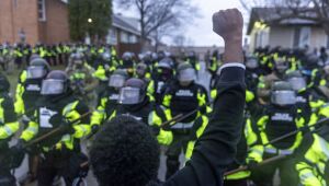 Polícia prende mais de 50 em 2ª noite de protestos após morte de homem negro nos EUA