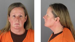 Policial que matou jovem negro em Minneapolis é presa por homicídio culposo