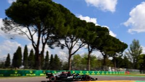 Treinos livres do GP Emilia-Romagna têm batidas e problemas na Red Bull