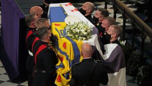 Tem início cortejo fúnebre do príncipe Philip, marido de Elizabeth II
