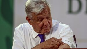 Presidente do México recebe vacina contra Covid-19 em público para convencer céticos