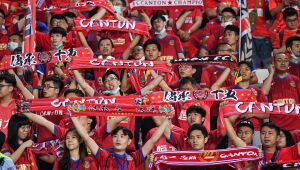 Público retorna aos estádios de futebol na China