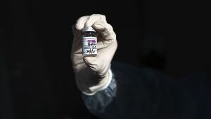 Regulador europeu afirma que benefícios da vacina AstraZeneca aumentam com a idade