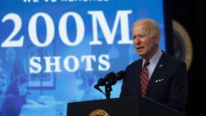 Biden comemora as 200 milhões de doses de vacinas anticovid aplicadas nos EUA