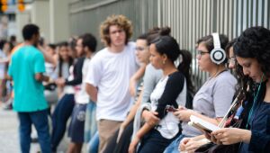 Pandemia trava avanços de jovem no mercado de trabalho