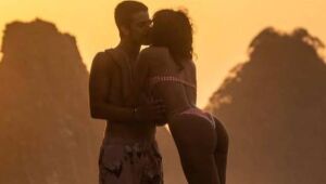 Bruna Marquezine e Enzo Celulari adotam gata dias após assumir namoro