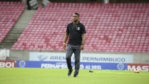 Treinador Nilson Corrêa, ex-goleiro de Náutico e Santa, é vítima de racismo em jogo contra o Globo