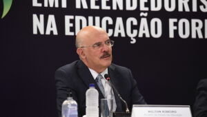 Após fala de Bolsonaro, Câmara quer convocar ministro da Educação por interferência política no Inep