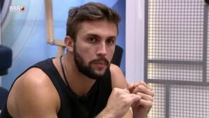 Arthur diz que Pabllo Vittar é gata e elogia corpo da cantora