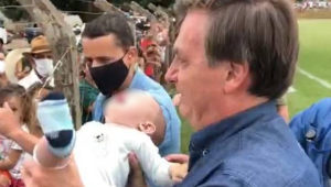 Bolsonaro usa helicóptero fora da agenda e, sem máscara, provoca aglomeração em cidade goiana