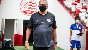 Hélio dos Anjos minimiza queda de rendimento no segundo tempo e dispara: ‘Clássico se ganha’