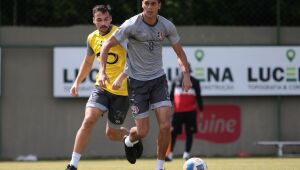 Derley comemora volta ao time após chegada de Roberto Fernandes