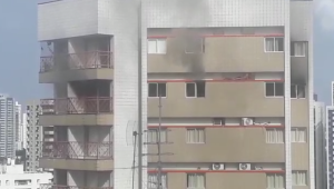 Bombeiros apagam incêndio e salvam morador no bairro dos Aflitos, neste domingo (18)