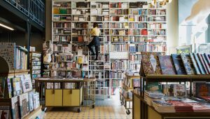 Entenda como a Covid-19 fez bombar as vendas de livros mas pôs em risco as livrarias