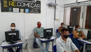 Reeducandos recebem bolsas para ingressar em curso superior no Recife