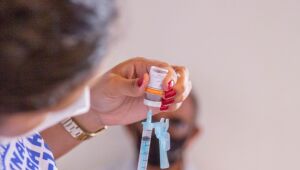 Falta da CoronaVac tem atrasado a aplicação da segunda dose em municípios de Pernambuco
