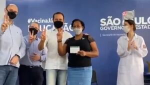 Merendeira que ajudou crianças em massacre de Suzano é 1ª profissional de educação vacinada