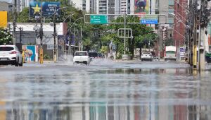 Recife amanhece com ruas alagadas, neste domingo (11), após chuva forte na madrugada