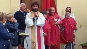 No meio da missa, padre italiano anuncia que está apaixonado