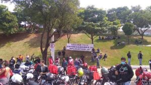 Entregadores de delivery fazem novo protesto por melhores taxas e pedem vacina