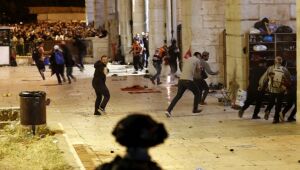 Palestinos convocam novos protestos em Jerusalém após madrugada violenta